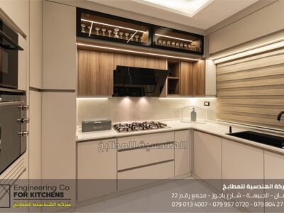مطبخ بتصميم عصري أنيق وتفاصيل خشبية راقية