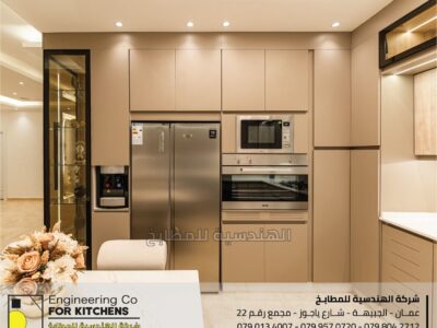 مطبخ بتصميم مفتوح يجمع بين الهدوء والأناقة